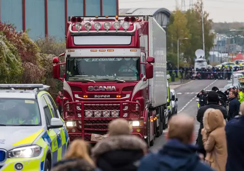 Familiile celor 39 de cetățeni vietnamezi găsiți morți într-un camion frigorific în Marea Britanie trebuie să plătească repatrierea