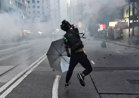 Noi proteste în Hong Kong. Poliția a dat cu gaze lacrimogene după ce manifestanții au atacat sediul agenției naționale de știri a Chinei