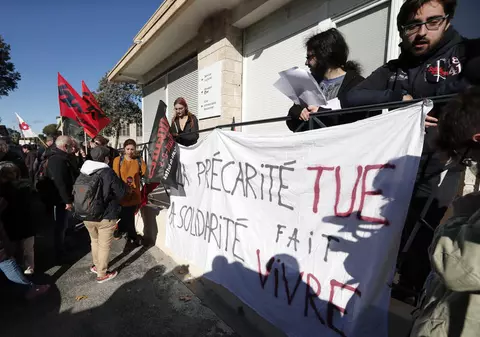 Studenții din Franța au ieșit în stradă, după ce un coleg de-al lor și-a dat foc din cauza sărăciei