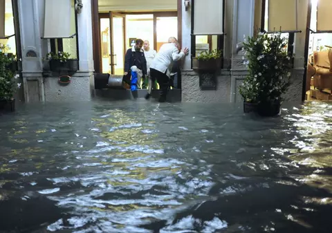 Veneția a fost lovită de cea mai puternică maree din ultimii 50 de ani. Imagini apocaliptice cu orașul înghițit de apă