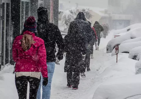 Unde se înregistrează cel mai mare strat de zăpadă din ţară, luni dimineață. Se așteaptă ninsori, polei și vânt puternic, până marți