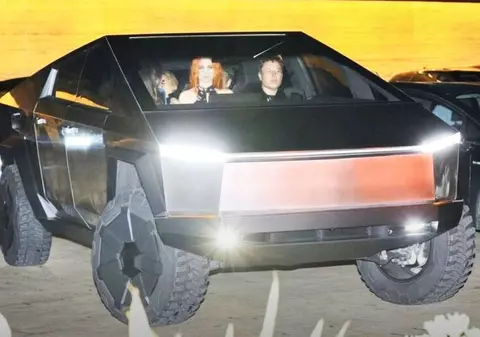 Elon Musk, un nou moment jenant. Ce a pățit când a ieșit la plimbare cu un Cybertruck