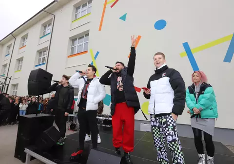 Selly și Dorian Popa au susținut concerte surpriză în școli, pentru a combate bullying-ul în rândul copiilor