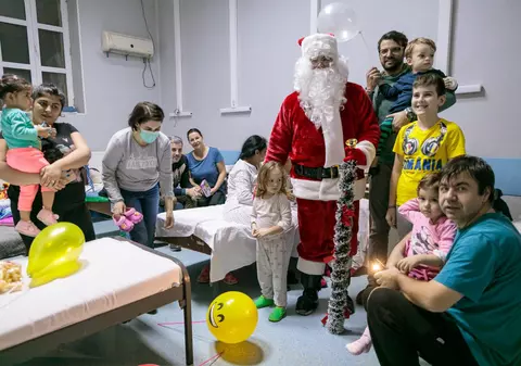 Surpriza pe care un taximetrist a făcut-o copiilor care își petrec Crăciunul în spital