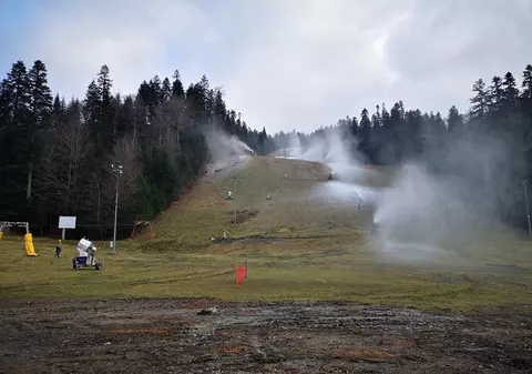 La Azuga au fost pornite tunurile de zăpadă artificială. De sâmbătă se va putea schia