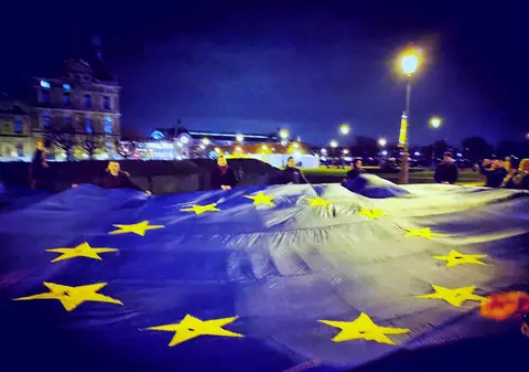 Românii au întins un uriaș steag UE la Paris, de Ziua Cetățeniei Europene. Drapelul, cusut de mână