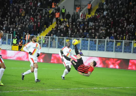 Dublă Bogdan Stancu pentru Genclerbirligi. A dat un gol din foarfecă. ”Motanul” a marcat 10 goluri în acest sezon