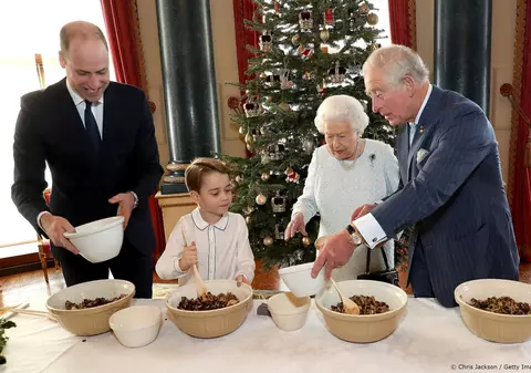 Patru generații din casa regală au gătit budinca de Crăciun. Prințul George, în centrul atenției