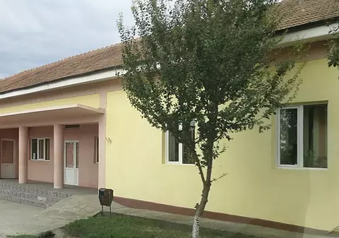 Morți ținuți în căminul cultural, unde se împart și darurile pentru copii. Care e explicația