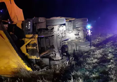 Utilaj de deszăpezire, răsturnat pe drumul pe care trebuia să-l curețe în Ialomița. Şoferul a fost rănit