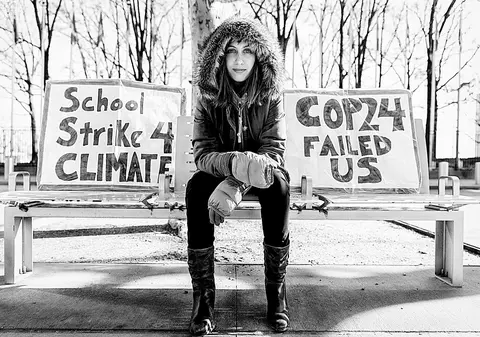 O activistă de 14 ani din New York, inspirată de Greta Thunberg, protestează în fiecare vineri în fața sediului ONU din Manhattan