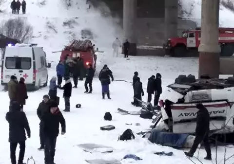 Un autobuz a căzut într-un râu din Siberia. 15 oameni au murit
