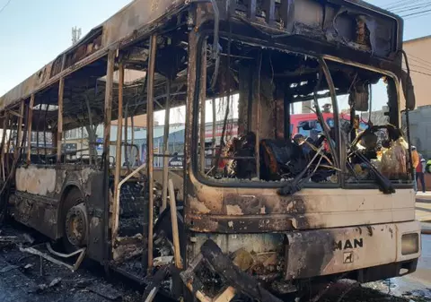 VIDEO | Un autobuz a luat foc pe o stradă din Craiova. Flăcările au cuprins și o casă din stație