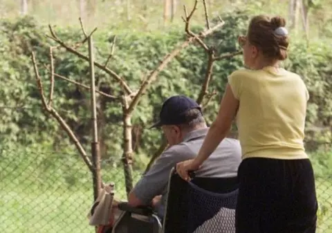 O badantă româncă a modificat testamentul bătrânului italian pe care l-a îngrijit. Ce sume și bunuri și-a „donat” singură