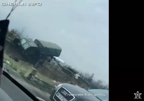 Un camion militar care transporta un tun, aproape să cadă de pe un pod
