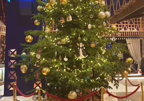 Cel mai scump brad de Crăciun valorează 13.950.000 €! Arborele poate fi admirat în holul unui hotel