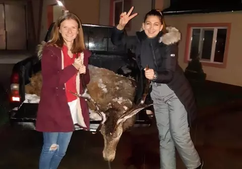 O tânără din Bihor s-a pozat cu un cerb împușcat și a intrat în vizorul Poliției