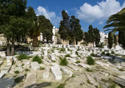 Doi bărbați, arestați în Germania  pentru profanarea unui cimitir evreiesc