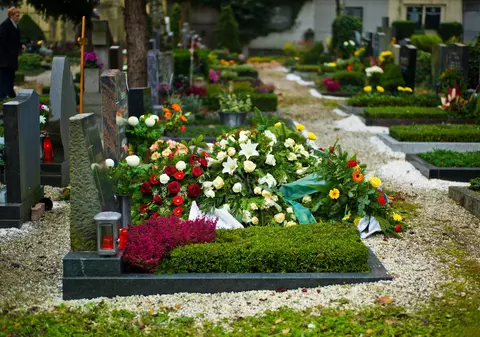 Decizia unui primar din Franța. Le-a interzis localnicilor să moară în weekend și în timpul sărbătorilor