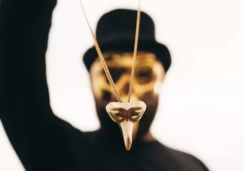 Claptone, unul dintre artiștii de la Neversea, a lansat o bijuterie personalizată (PUBLICITATE)