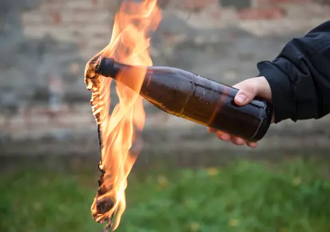 Familie din Craiova, atacată cu cocktailuri Molotov pentru o datorie. Scandalul a pornit de la un joc de poker