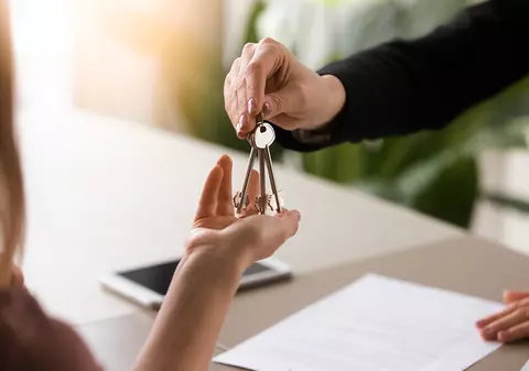 Ce presupune noua lege a dării în plată. Când poți da băncii locuința ca să scapi de datorii