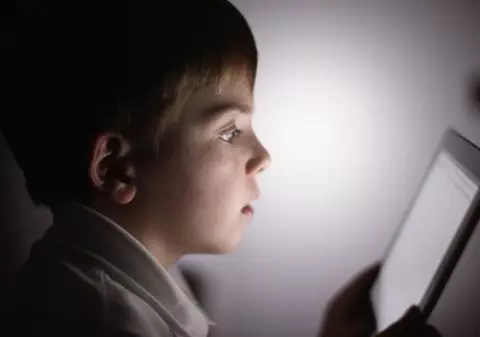 Studiu: Aproape jumătate dintre copiii români stau mai mult de șase ore pe zi cu ochii în telefoane