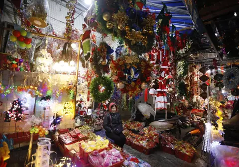 Cinci moduri în care Crăciunul distruge planeta: de la risipa de alimente la felicitările care ajung la gunoi