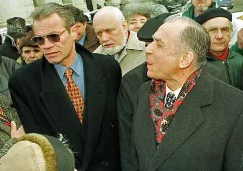 Ce făceau pe 22 Decembrie 1989 revoluționarii cu acte: “Semnam statele de plată” / “Aveam deja prizonieri!”