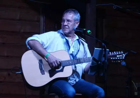 ”Trebuia să fiu în avionul căzut în Atlantic, în 2009”  Folkistul-inginer Daniel Iancu adoră și acum să cânte piese românești peste hotare