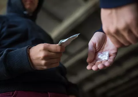 Fact-checking pe legea USR privind etnobotanicele: Pedepsele nu cresc pentru consum, cafeaua şi ţigările nu sunt interzise, iar statutul canabisului rămâne acelaşi