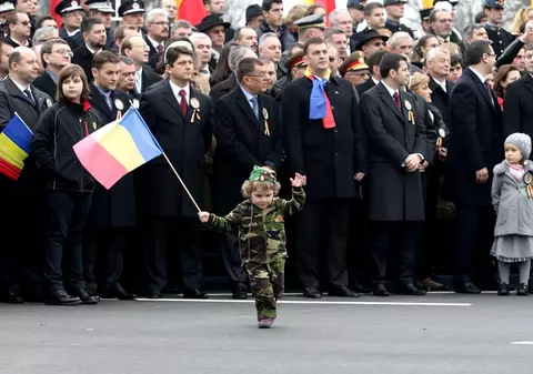 Elena Bălțătescu are 9 ani și de 7 “defilează” în fiecare an în uniformă: “Vreau să fiu și eu ca tata!”