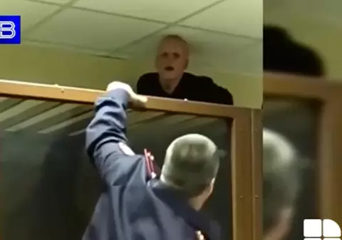 VIDEO | Un tânăr care și-a ucis sora într-un ritual de exorcizare a vrut să evadeze de sub nasul polițiștilor în sala de judecată!