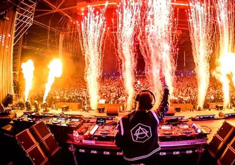 Bilete false la Untold și Neversea, vândute de un prahovean. A înșelat zeci de persoane, prejudicul este de 60.000 de lei