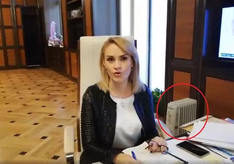 Gabriela Firea stă cu un calorifer electric în biroul de la Primărie, în plin sezon de avarii RADET