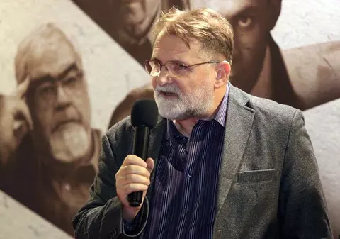 Poezia și umorul ca forme de supraviețuire. Scriitorul Florin Bican: „Versurile ar putea fi folosite ca un ghimpe cu care să scoți alt ghimpe care ți-a intrat în deget”