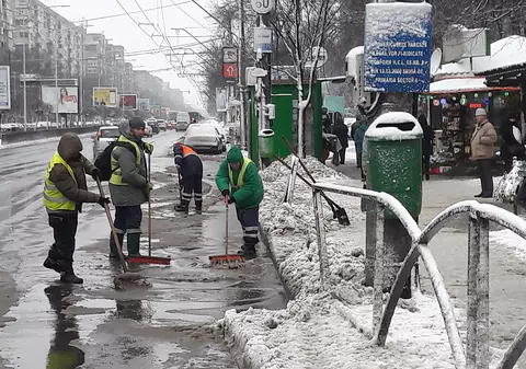 Val de frig în România, în timp ce experții avertizează că temperaturile scăzute grăbesc extinderea epidemiei COVID-19