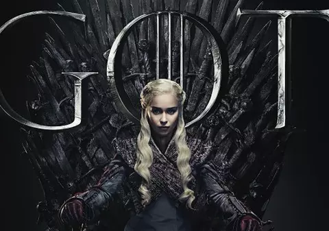 Top 10 cele mai scumpe seriale. Printre ele se regăsesc „The Crown”, „Urzeala Tronurilor” sau „Friends”