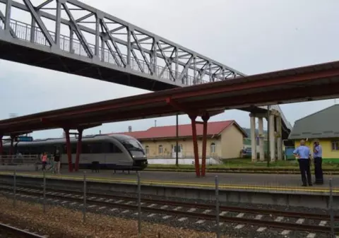 O copilă de 13 ani s-a așezat între șinele de cale ferată, la Vaslui. Ce a urmat
