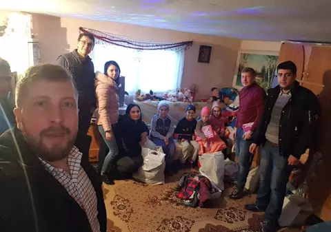 Gemeni care lucrează în Londra au făcut patru familii fericite acasă, în Vrancea. Cine sunt ajutoarele lui Moș Crăciun