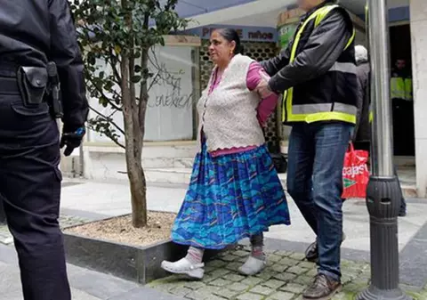 O româncă din Spania și-a vândut fata cu 8.000 de euro! „Face parte din cultura noastră, nu e trafic de persoane!”