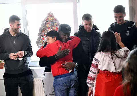 Fotbaliștii FCSB-ului au vizitat Centrul de zi ”Casa Speranței”, unde au împărțit cadouri copiilor