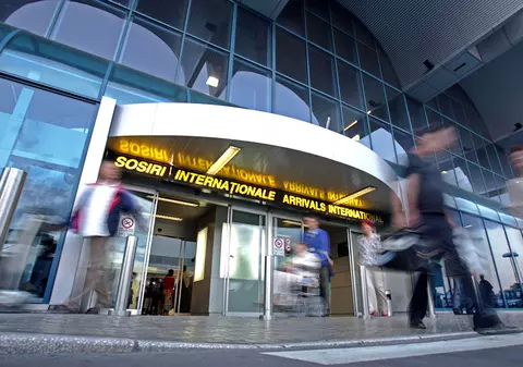 O studentă româncă ce se întorcea din China a fost preluată de medici de la Aeroportul Otopeni și dusă la Institutul Matei Balș pentru un test de coronavirus