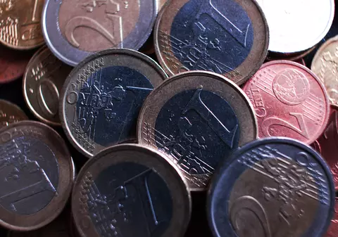 Curs valutar 24 decembrie 2019 | Euro și dolarul american au crescut în raport cu leul, înainte de Crăciun. Unde găsești cel mai bun curs
