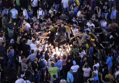 Primele pedepse în dosarul 10 august. Cei şapte agresori ai femeii jandarm au primit condamnări cu suspendare