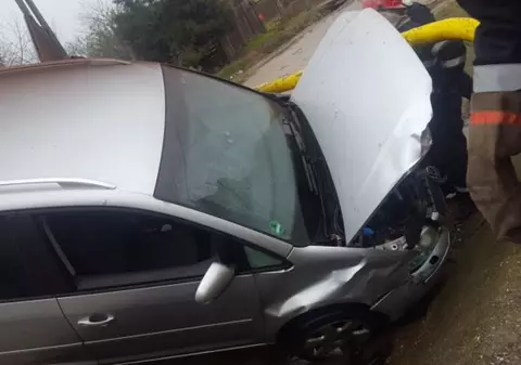 22 de persoane au fost evacuate din locuinţe la Drăgăneşti-Olt, după ce o maşină a lovit o ţeavă de gaze
