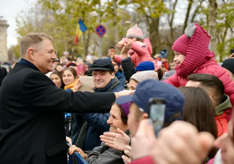 Klaus Iohannis a făcut baie de mulțime după parada militară. Ce i-a întrebat președintele pe niște copii | VIDEO