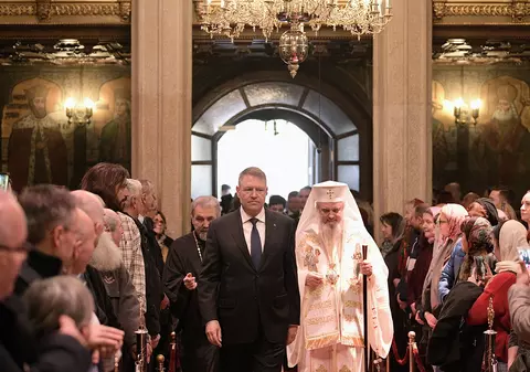 Slujbă la Patriarhie pentru pomenirea eroilor Revoluției. Au participat președintele Iohannis și premierul Orban