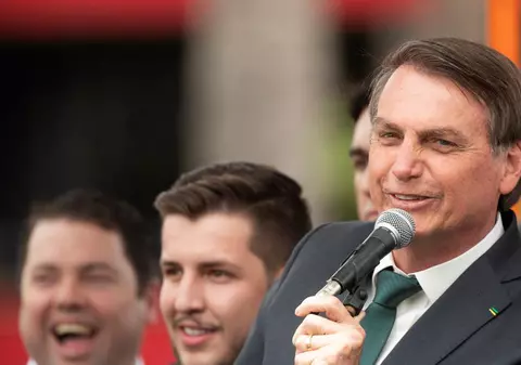 Facebook şi Instagram şterg înregistrările video cu preşedintele brazilian de la o baie de mulţime: "Transmit un mesaj greşit"