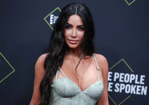 Kim Kardashian a scos o linie de măști de protecție. A avut sold-out în doar câteva clipe